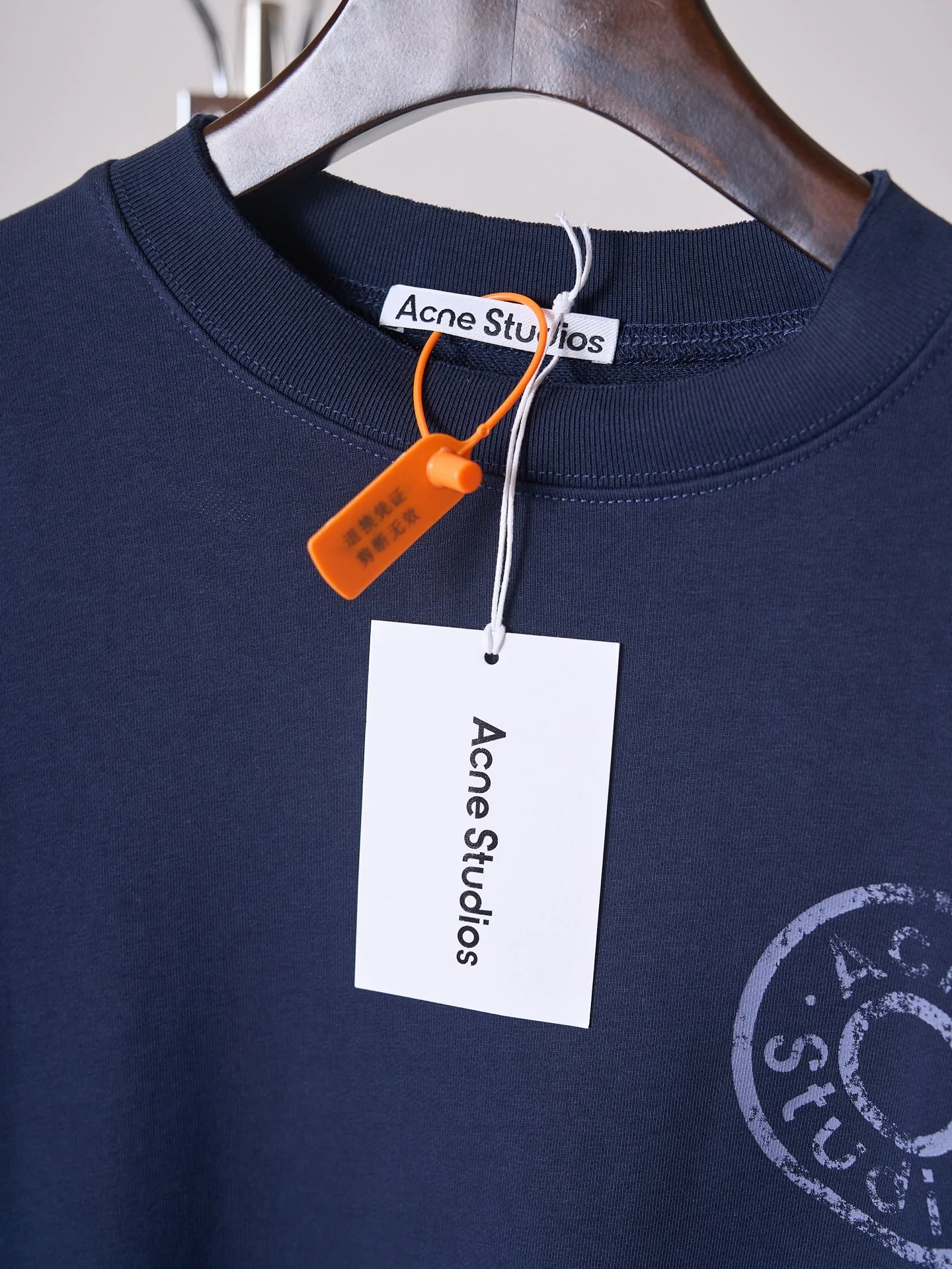 [Real auction] Acne Studios distressed distressed logo printed sweatshirt sweatshirt [In Stock] S M L XL custom etched soft raw cotton fleece, fluffy and soft, comfortable and skin-friendly, deep navy blue, quiet and restrained, matte fog base color, symbiosis with destroyed texture, Retro pioneer style, denim rivet style logo printing on the chest, replica of the old steel seal embossed texture, the color tone will naturally fade with the washing of the garment, no noise The core of the brand spirit has been imprinted on the whole body. Artificially torn holes are arranged in many places. The raw edges of the rips are stretched wantonly. The wear traces eroded by time are reproduced. The regular shackles of traditional garments are dissolved through deconstruction. The decadent street aesthetics and Nordic minimalist design genes are integrated to create outstanding avant-garde garments. Glue printing is used. The chest printing has been revised three times by the film screen. Use glue liquid paint to print the pattern on the fabric. Bake the fabric to fix the printing pattern. Many parts of the body of the garment are worn and worn by pure manual labor. Manual brush marks are added to the surface of the garment to add texture and depth to imitate the texture of natural wear. The fabrics have been fermented and washed to give a better hand feel and texture. It is not easy to deform, shrink or fade. It maintains long-term beauty and a loose fit.